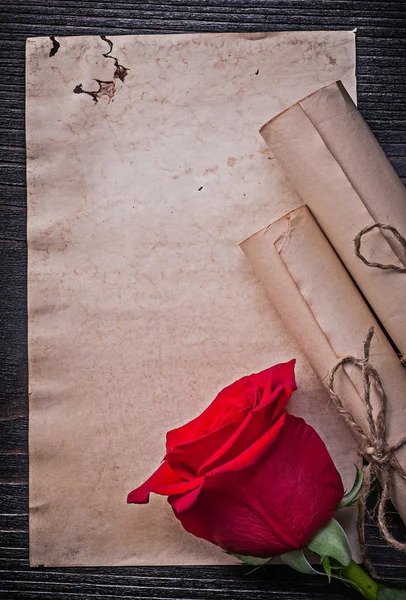 Dois rolos de papel e botão de rosa — Fotografia de Stock