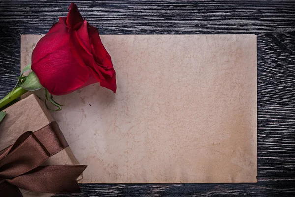 Red rose and gift box — Stock Photo, Image