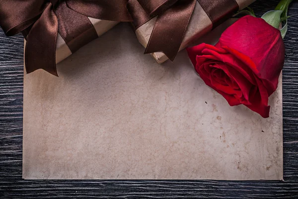 Twee rozen en geschenkdozen — Stockfoto
