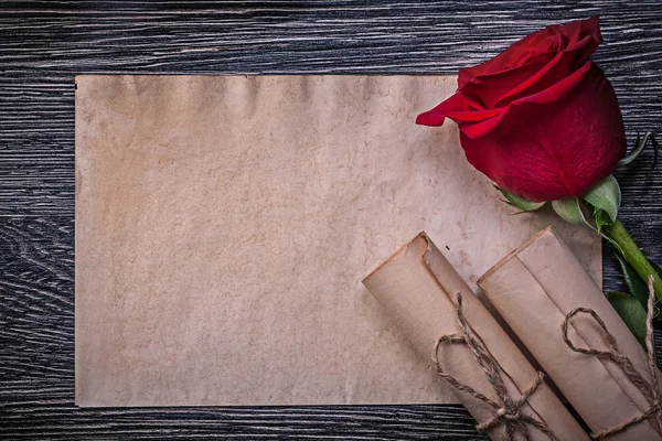 Twee papierrollen en rosebud — Stockfoto