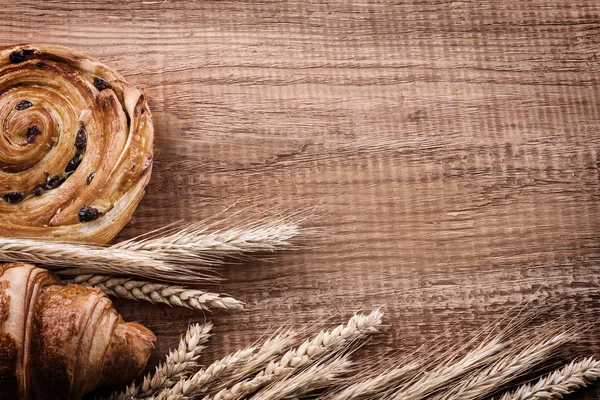Пшеничные уши с изюмом — стоковое фото