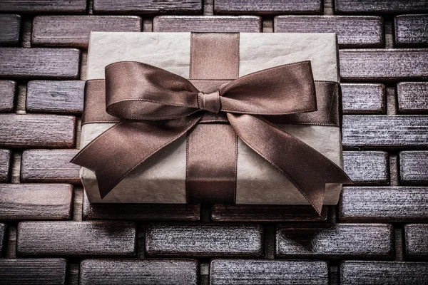 Caja de regalo envuelta con cinta — Foto de Stock