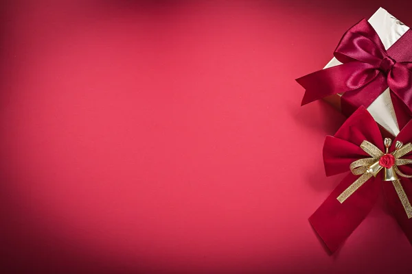 Caja de regalo con cinta — Foto de Stock