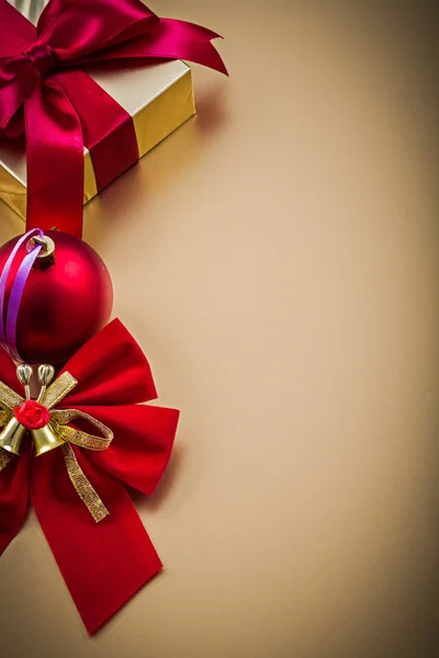 Caja de regalo con decoraciones de Navidad — Foto de Stock