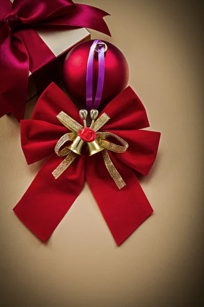 Confezione regalo con decorazioni natalizie — Foto Stock