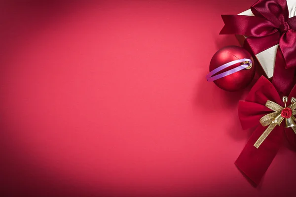Geschenkbox mit Weihnachtsdekoration — Stockfoto