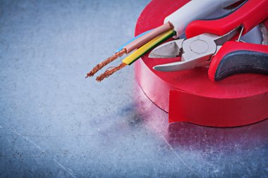 Bant, kesme pense ve kablo yalıtım