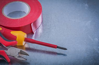 İzolasyon bandı, kesme pense, tornavida
