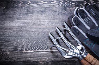 Komisyon, mala çatal ve koruyucu eldivenler