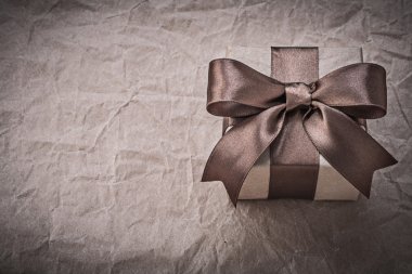 Giftbox kahverengi yay ile