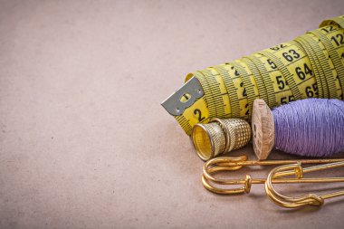 Cetvel, iplik, toka pin, yüksükler