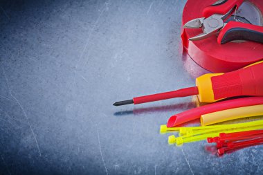 Yalıtım bandı, bağları, turnscrew, Kerpetenler