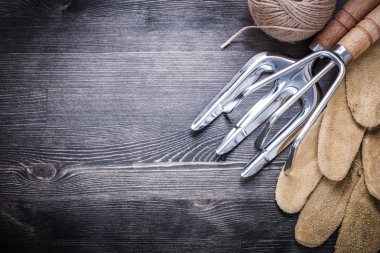 Komisyon, mala çatal ve koruyucu eldivenler