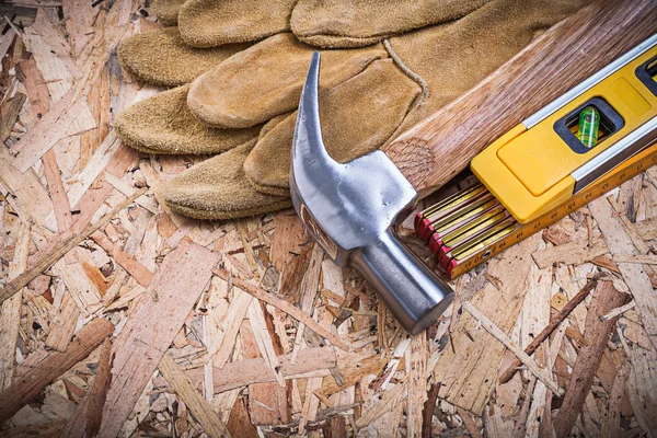 Martelo, luvas e nível de construção — Fotografia de Stock