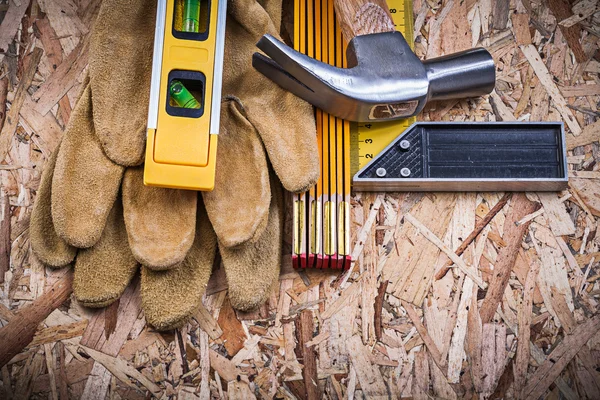 Klauw hamer, handschoenen en bouw niveau — Stockfoto