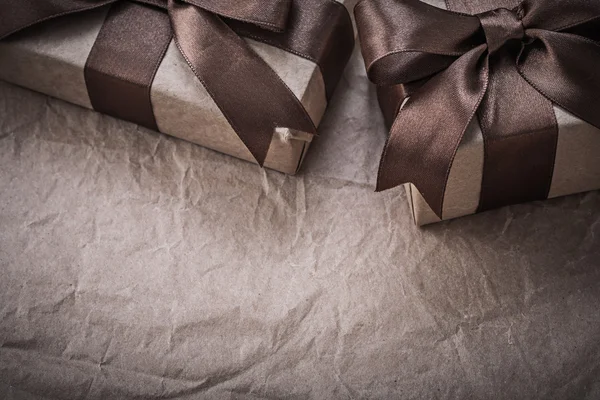 Geschenkboxen mit Schleife auf Geschenkpapier — Stockfoto