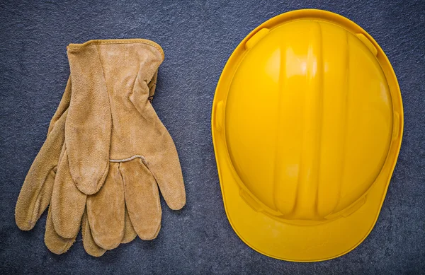 Luvas de segurança e capacete de construção — Fotografia de Stock