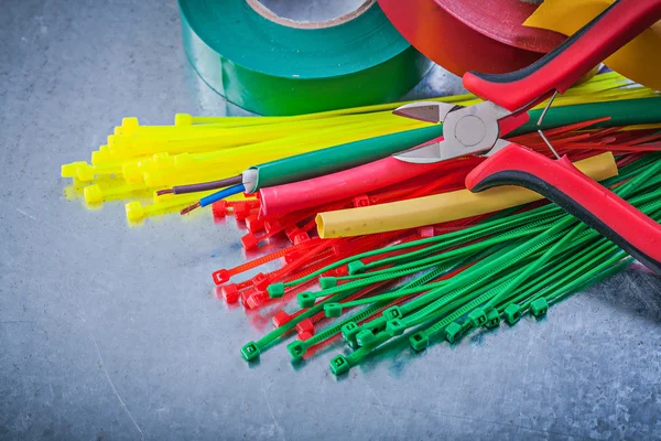 Cintas aislantes, cables eléctricos, pinzas —  Fotos de Stock