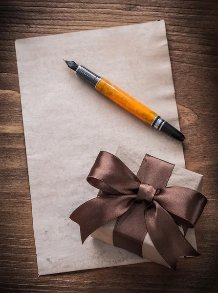 Present box with bow, fountain pen — Stock Photo, Image