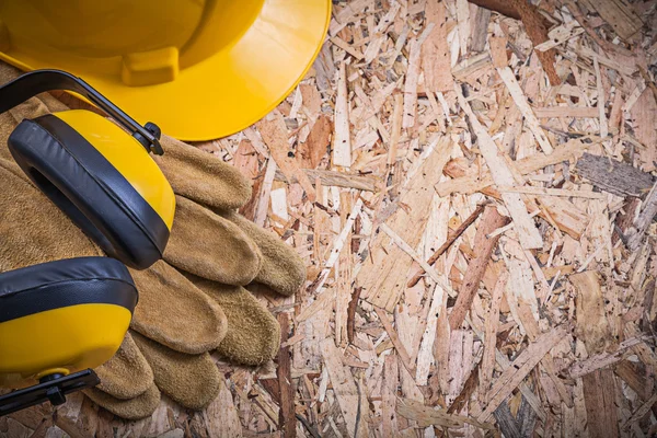 Läderhandskar, hjälm och hörselkåpor — Stockfoto