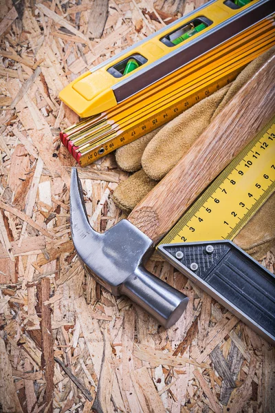 Martillo de garra, guantes y nivel de construcción —  Fotos de Stock