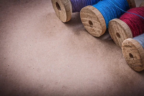 Bobinas de madera de hilos de coser — Foto de Stock