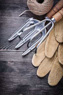 Komisyon, mala çatal ve koruyucu eldivenler