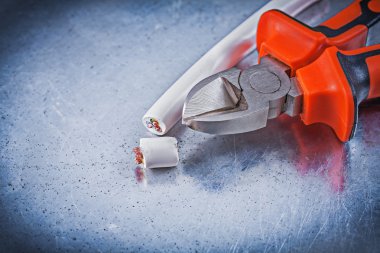 Keskin kesme pense ve elektrik kablo