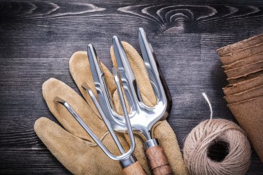 Komisyon, mala çatal ve koruyucu eldivenler