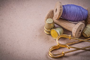 Dikiş ipliği, yüksükler, toka pin