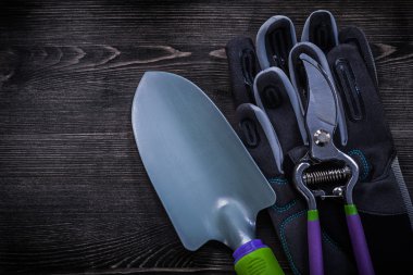 Koruyucu eldiven, Bahçe budayıcı ve kürek