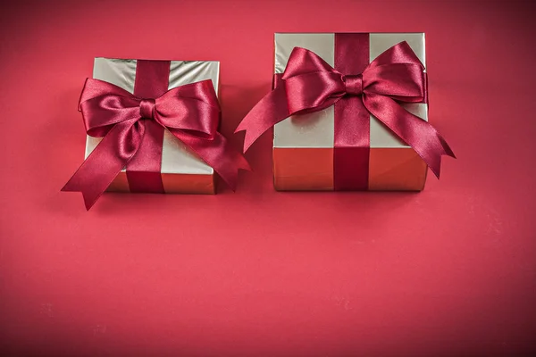 Contenants cadeaux enveloppés avec arc — Photo