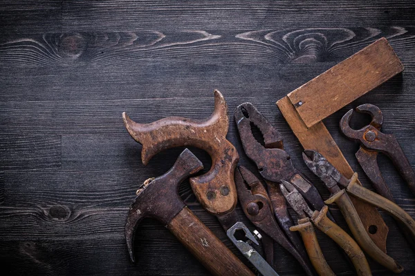 Sierra de mano oxidada vintage, alicates, martillo — Foto de Stock