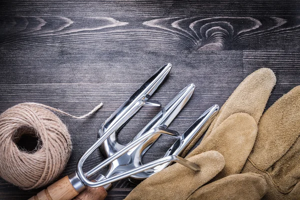 Rake, trowel fork and protective gloves — Stock Photo, Image