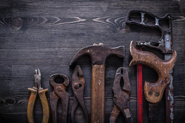 Vintage rostige Handsäge, Zange, Hammer — Stockfoto