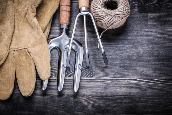 Fourche à râteau, truelle et gants de protection — Photo