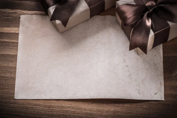 Geschenkschachteln auf Papier gewickelt — Stockfoto