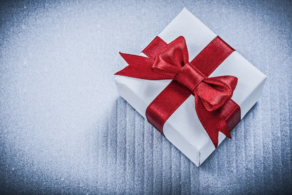 Geschenk-Box auf weiß — Stockfoto