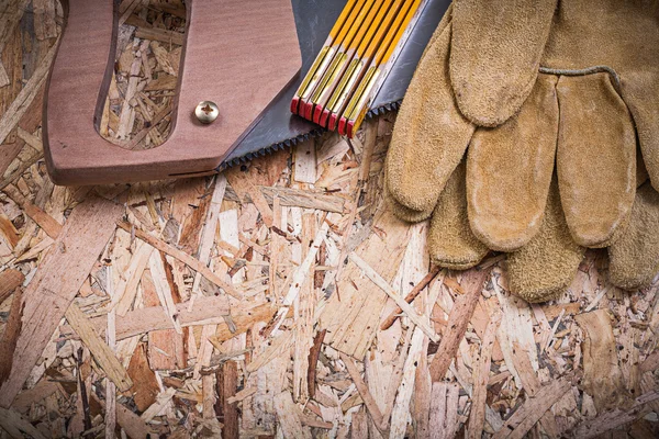 Bőrkesztyű, fából készült mérő és handsaw — Stock Fotó