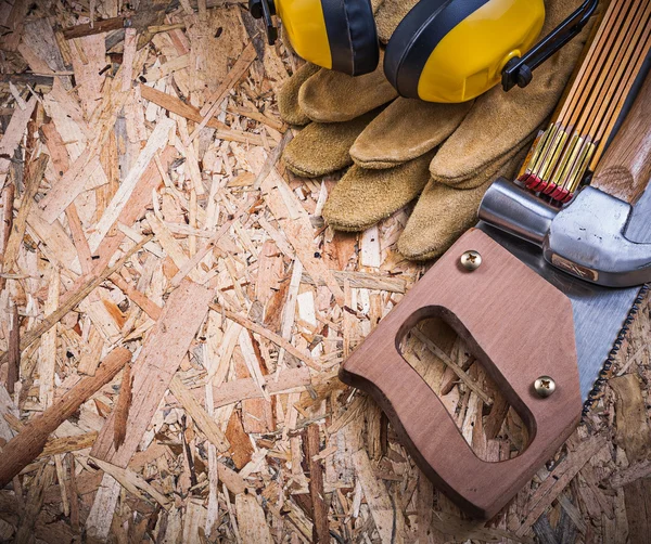 Luvas de segurança, serra manual, martelo de garra — Fotografia de Stock
