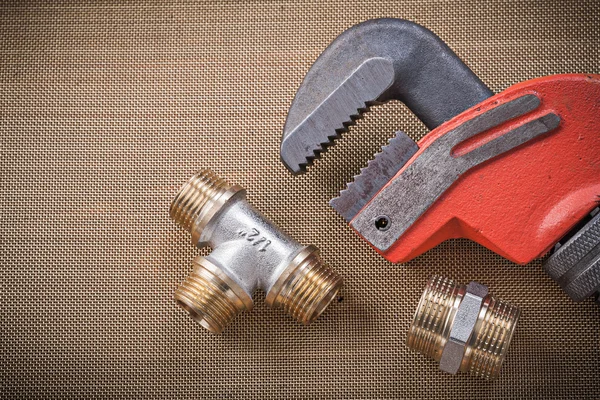 Klempner Schraubenschlüssel und Messing Sanitärinstallationen — Stockfoto