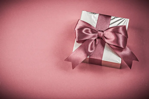 Geschenk-Box auf rot — Stockfoto