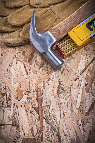 Claw hammer, gloves and construction level — Stock Photo, Image