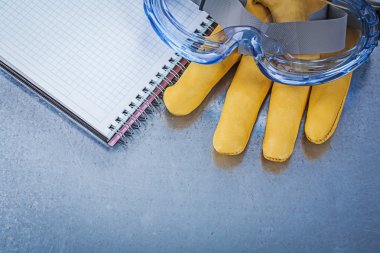 Koruyucu gözlük, deri eldiven ve defterini