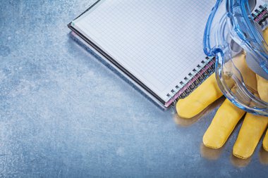 Koruyucu gözlük, deri eldiven ve defterini