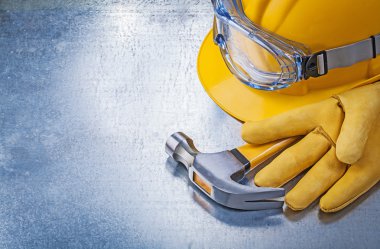 Gözlük, kask, eldiven ve çekiç bina