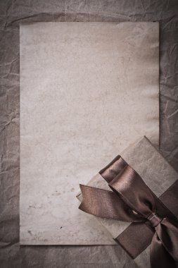 Giftbox şerit ve kağıdı sarma levha ile