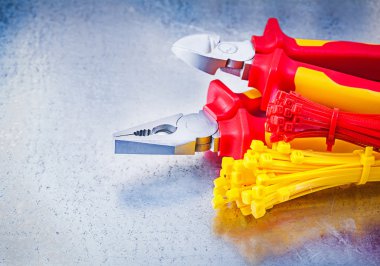 Kerpetenler, pense ve kablo bağları