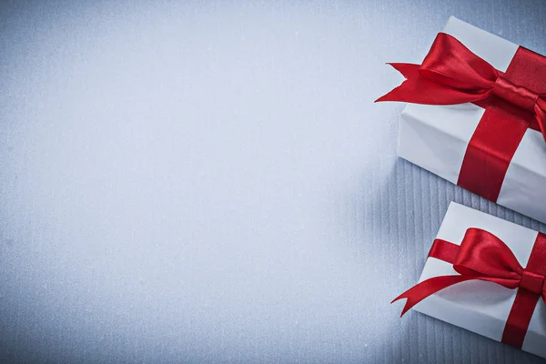 Geschenkboxen mit roten Schleifen — Stockfoto