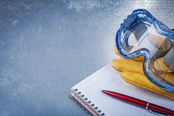 Plastic goggles, leather glove and pen — Stock Photo, Image